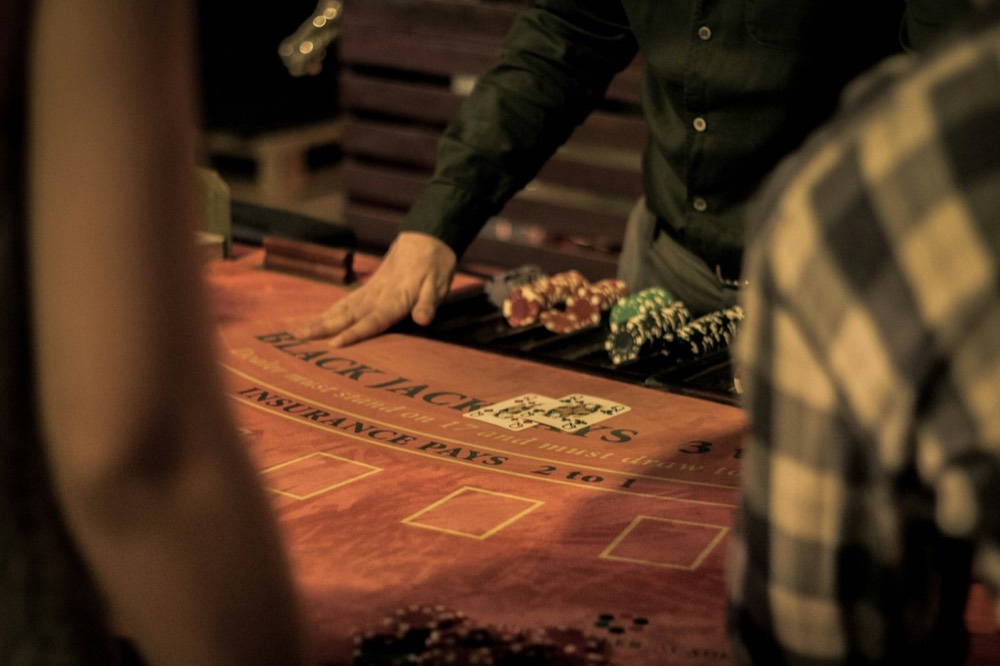 Dealer en una mesa de Blackjack