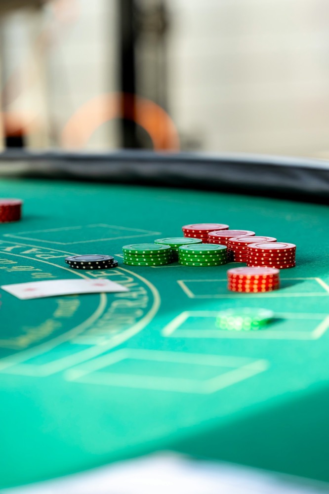 Fichas sobre una mesa de Blackjack