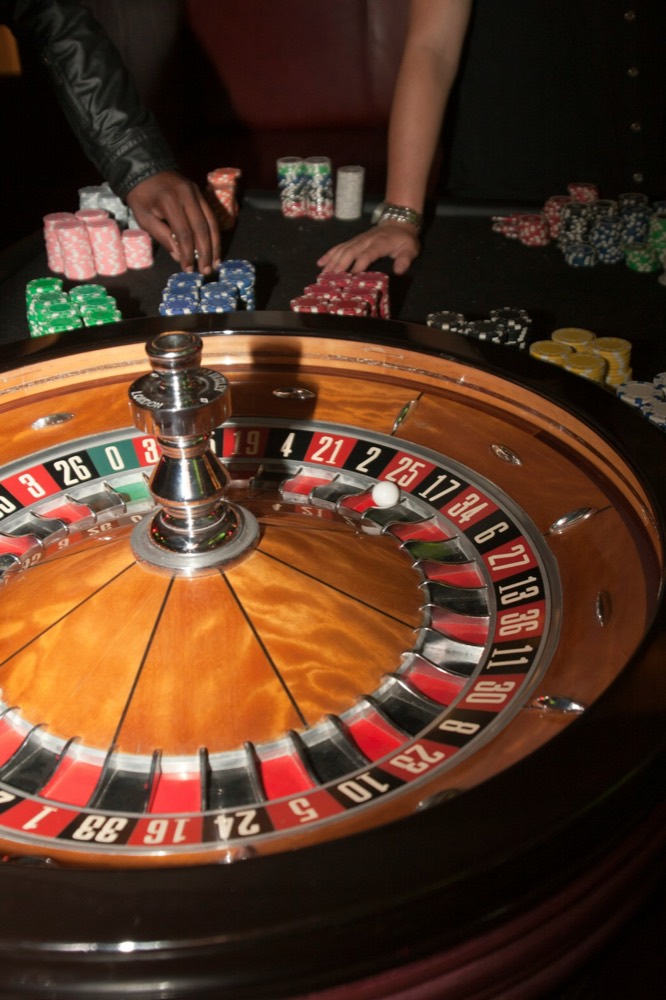 Mesa de ruleta con jugadores apostando